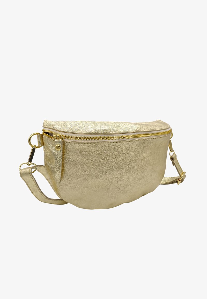 Sac bandoulière en simili cuir métallisé doré, forme arrondie, fermeture zippée sur le dessus, sangle ajustable, texture lisse, accents en matériaux minimalistes.