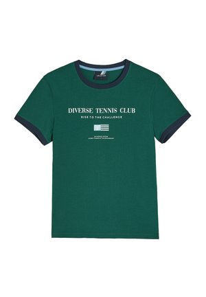 Zielona koszulka z bawełny z granatowym ściągaczem przy kołnierzy i rękawach. Na środku znajduje się napis "Diverse Tennis Club" z graficznym wzorem flagi.