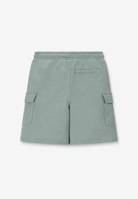 Shorts cargo verts en tissu texturé, avec une taille élastique, deux poches latérales et une poche arrière.