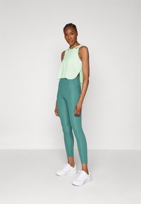 Nike Performance HBR 7/8  - Retuusid - bicoastal/vapor green