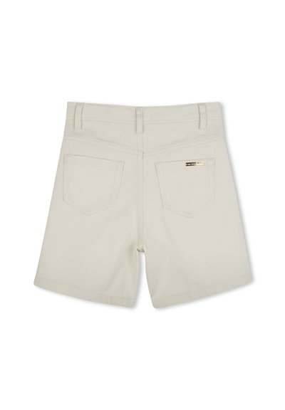 Beige denim shorts met een gladde textuur, voorzien van achterzakken en een klein metalen logo detail aan de zijkant.