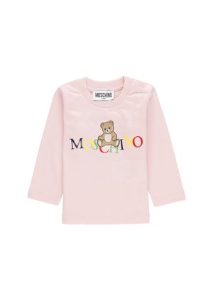 Maglietta a maniche lunghe per neonati di colore rosa con il logo "Moschino" multicolore e una grafica di un orsetto seduto sul davanti.