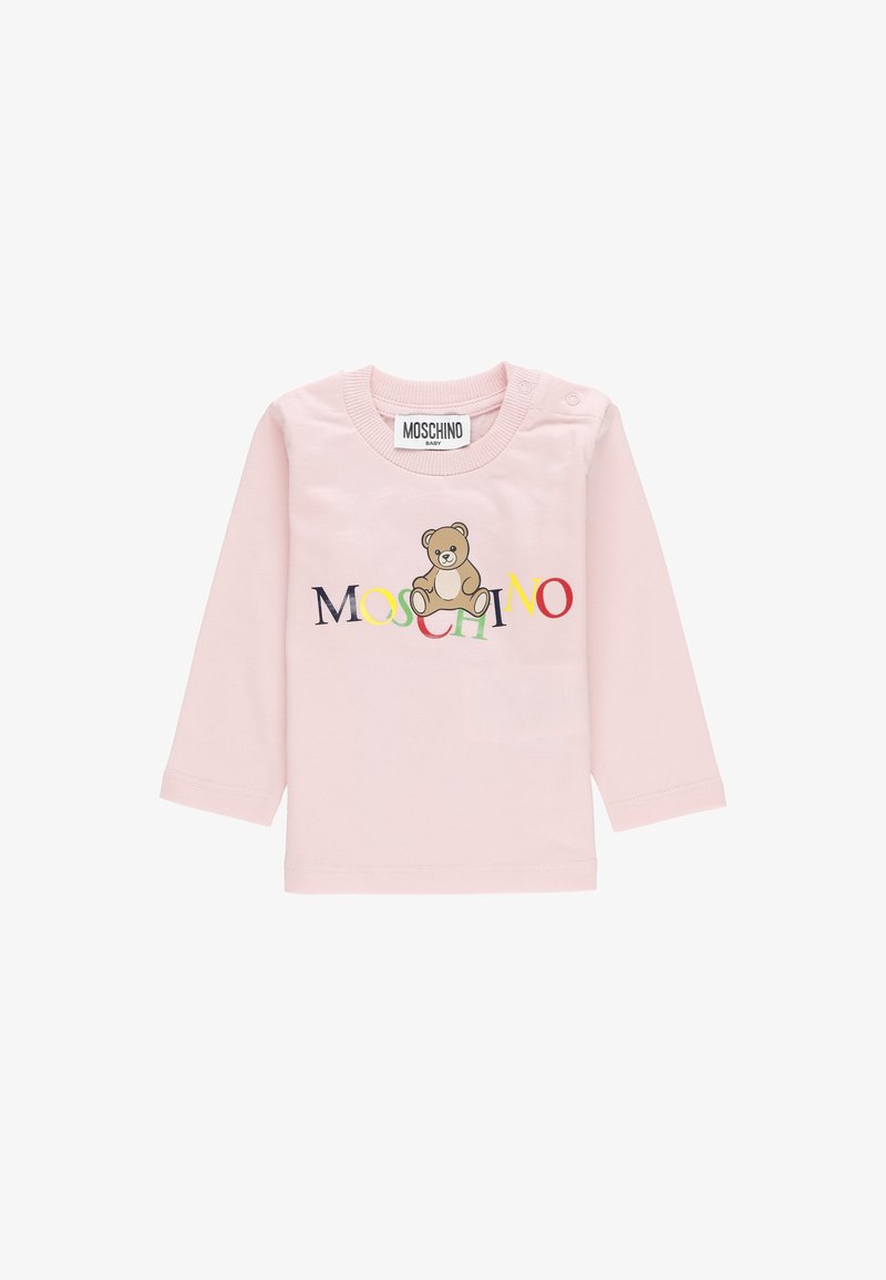 Maglietta a maniche lunghe per neonati di colore rosa con il logo "Moschino" multicolore e una grafica di un orsetto seduto sul davanti.