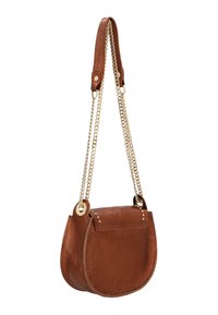 Brun læder crossbody taske med en buet form, guld kædetræk og naglede detaljer. Har en glat tekstur og moderne design.