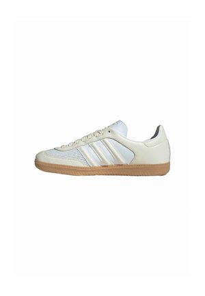 Sneaker in pelle bianca con inserti in rete, tre strisce contrastanti, suola in gomma e lacci piatti. Design atletico classico e retrò.