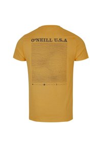 Camiseta de algodón amarilla con un gráfico en la parte posterior que presenta líneas onduladas y texto negro que dice "O'NEILL U.S.A" encima de un cuadro con patrón horizontal.