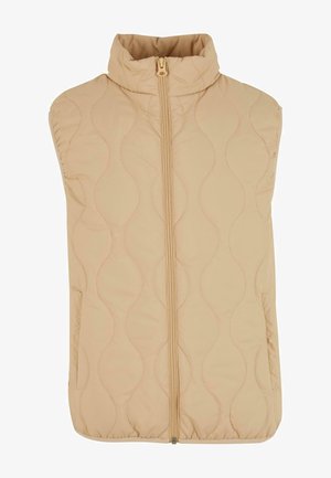 Beige quiltet ærmeløs vest med høj krave, der har en central lynlås og to sidelommer. Glat tekstur med bølget mønsterstikning.