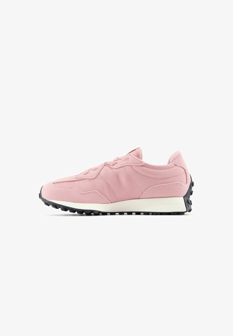 Sneaker atletica rosa con un materiale superiore liscio, accenti testurizzati e una suola in gomma nera a contrasto. Chiusura con lacci e profilo basso.