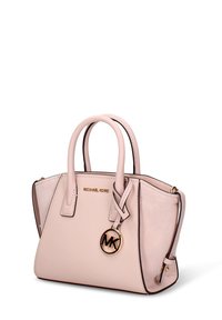 Borsa a mano in pelle rosa con forma strutturata, manici superiori, charm logo dorato e accenti scuri a contrasto. Presenta dettagli di cuciture minimali.