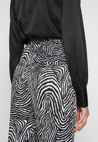 The Kooples Tygbyxor - black