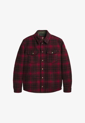 Camicia di flanella a quadri rossa e nera con collo, chiusura a bottoni a pressione e due tasche sul petto. Caratterizzata da un tessuto morbido e dalla texture evidente.