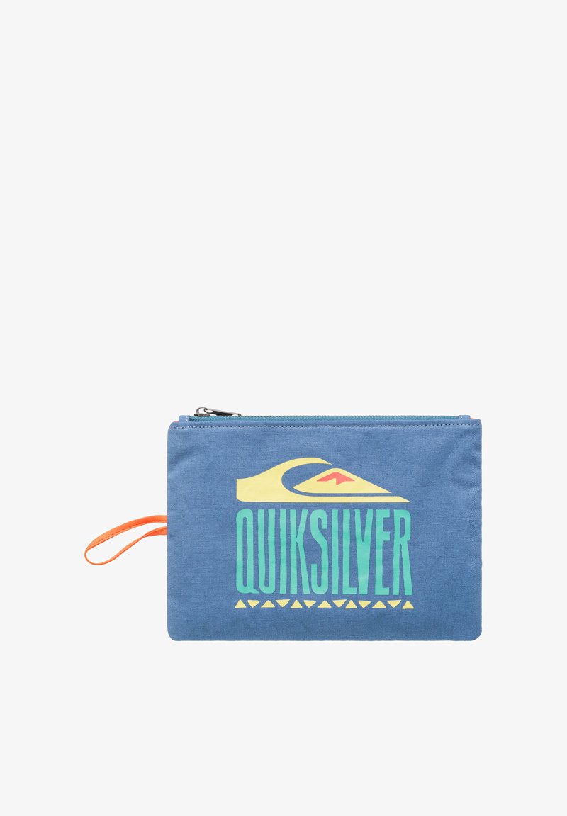 Quiksilver blå dragkedja väska med orange handledsrem. Har en grön och gul logotypdesign och ett geometriskt mönster nederst.