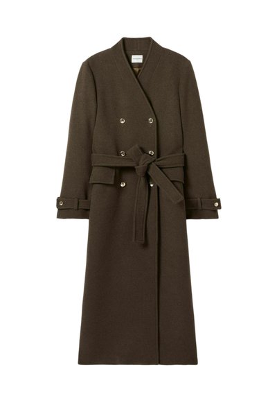 Cappotto marrone doppiopetto in lana, con cintura, bottoni argentati e colletto a rever. Maniche lunghe con polsini regolabili.