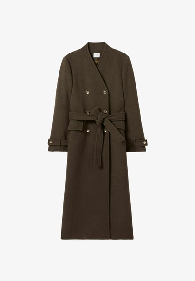 Cappotto marrone doppiopetto in lana, con cintura, bottoni argentati e colletto a rever. Maniche lunghe con polsini regolabili.