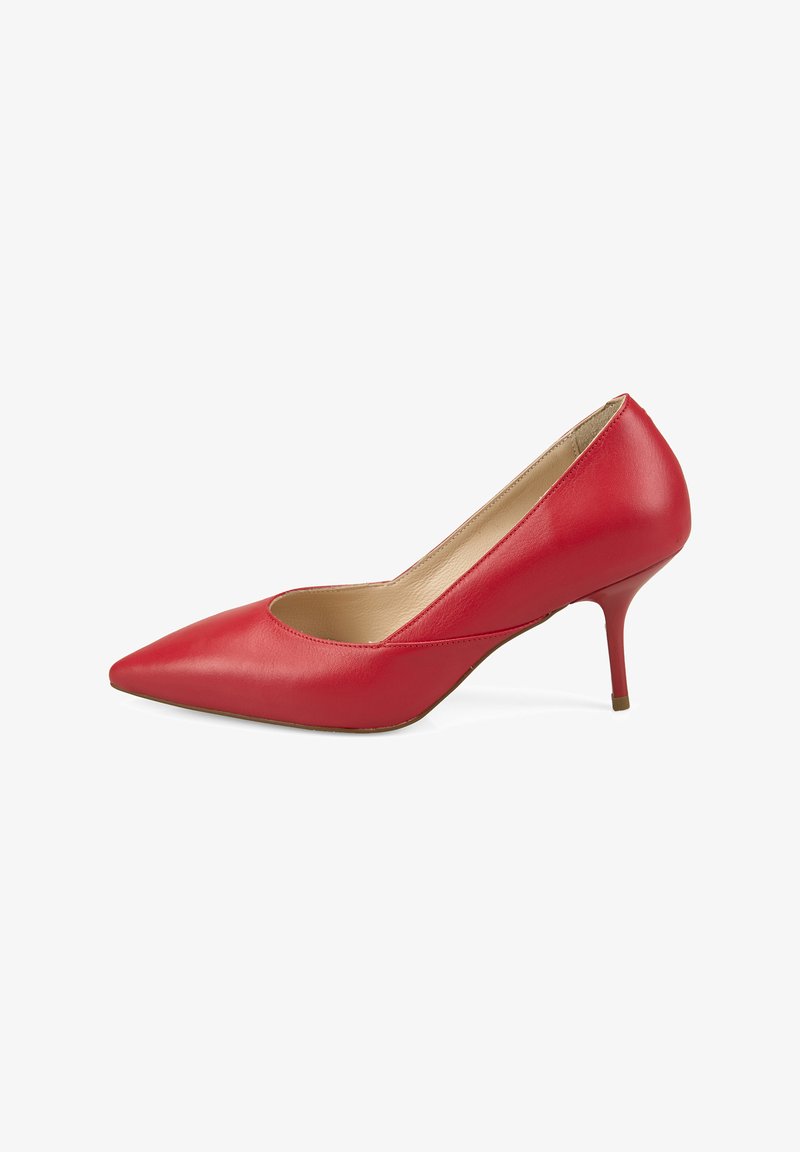 Escarpin rouge en cuir à bout pointu avec un talon aiguille fin et une doublure beige sur fond blanc.