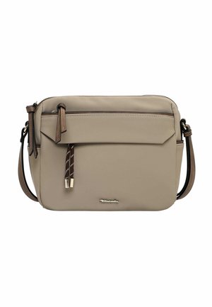 Sac bandoulière beige avec une sangle marron réglable, une poche zippée avant avec deux curseurs et un rabat couvrant une partie de la poche avant.