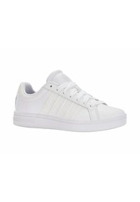 Sneaker bianche casual realizzate in materiale sintetico, caratterizzate da una superficie liscia, punta rotonda, suola piatta e un distintivo design a tre strisce.