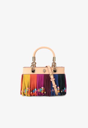Sac à main avec des poignées beiges, des franges en daim multicolores décorées de perles, et une bandoulière ajustable beige.