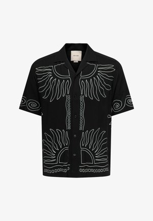 Sort kortærmet skjorte med knapper og hvide abstrakte sol- og spiral linjemønstre foran og på ærmerne.