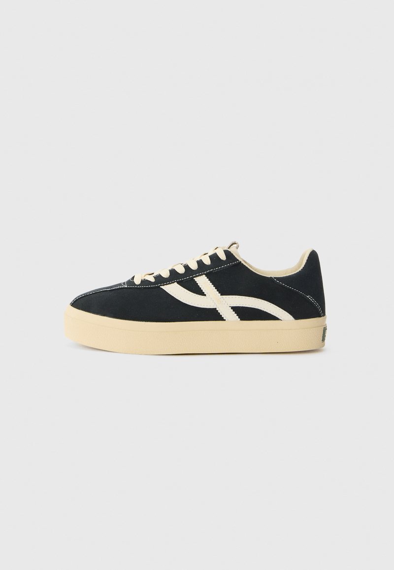 Sneaker in suede blu navy con accenti crema, design semplice, punta rotonda, suola piatta crema e cuciture a contrasto lungo la parte superiore.
