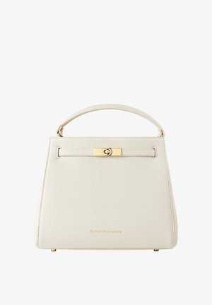 Biała torebka skórzana o teksturowanej powierzchni, o wyraźnym kształcie, z krótkim uchwytem i zapięciem w kolorze złota. Posiada wytłoczone logo z przodu.