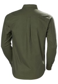 Camisa de manga larga verde oliva con corte recto, textura suave, cuello puntiagudo y un pliegue central en la parte trasera; puños abotonados.