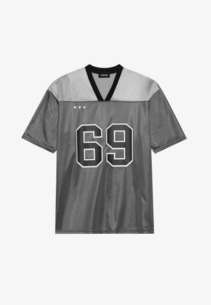 Sivi atletski dres od sjajne mrežaste tkanine. Ima crni V-izrez, veliki bijeli broj 69 i tri bijele zvjezdice na gornjem lijevom dijelu.