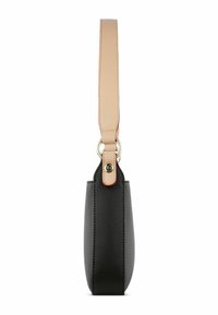 Borsa a tracolla in pelle nera con una finitura strutturata, dotata di una tracolla beige e accessori in metallo argentato. Nessun motivo visibile o accento aggiuntivo.