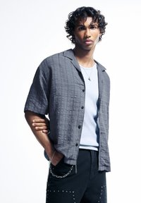 PULL&BEAR CHECK SEERSUCKER  - Vapaa-ajan kauluspaita - blue