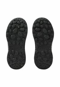 Czarne podeszwy butów z teksturowanymi, nieregularnymi wzorami. Zawierają wypukłe kształty heksagonalne i trójkątne dla lepszej przyczepności. Widoczna jest logo "Reima".