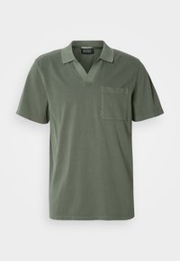 Oliven grønn kortermet polo-skjorte med V-hals, brystlomme og en myk bomullstekstur. Minimalistisk design med rene linjer.
