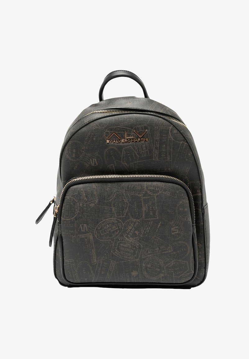Zaino nero con finitura testurizzata, dotato di dettagli in metallo color oro, tasca frontale con zip e motivo stampato a tema viaggio.