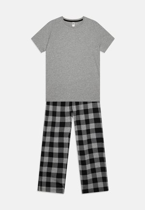 Grau Baumwolle T-Shirt mit kurzen Ärmeln, rundem Ausschnitt und Tasche, kombiniert mit schwarzer und grauer karierten Baumwoll-Pyjama-Hose.