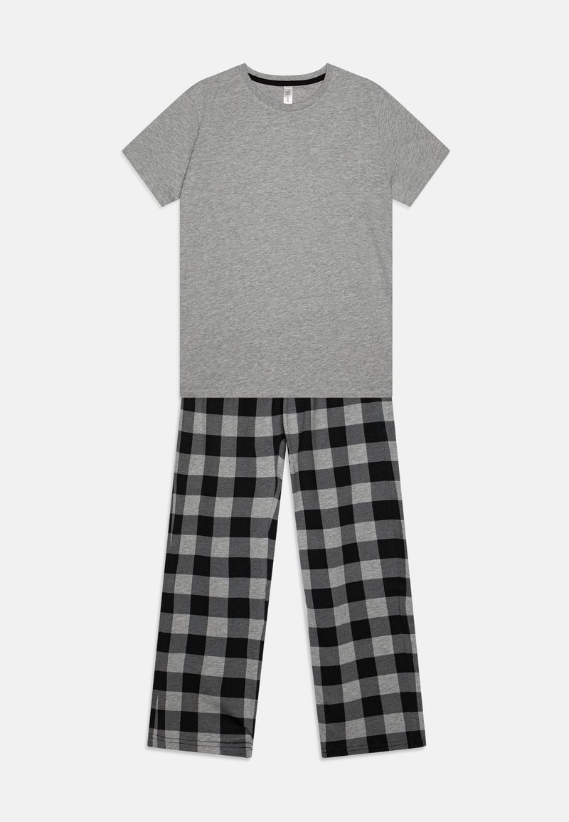 Grau Baumwolle T-Shirt mit kurzen Ärmeln, rundem Ausschnitt und Tasche, kombiniert mit schwarzer und grauer karierten Baumwoll-Pyjama-Hose.