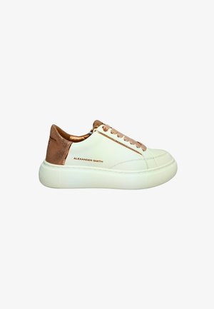 Sneaker in pelle bianca con un dettagliato accentuato in bronzo sul tallone e occhielli coordinati in bronzo. Suola in gomma bianca spessa. Logo Alexander Smith visibile.