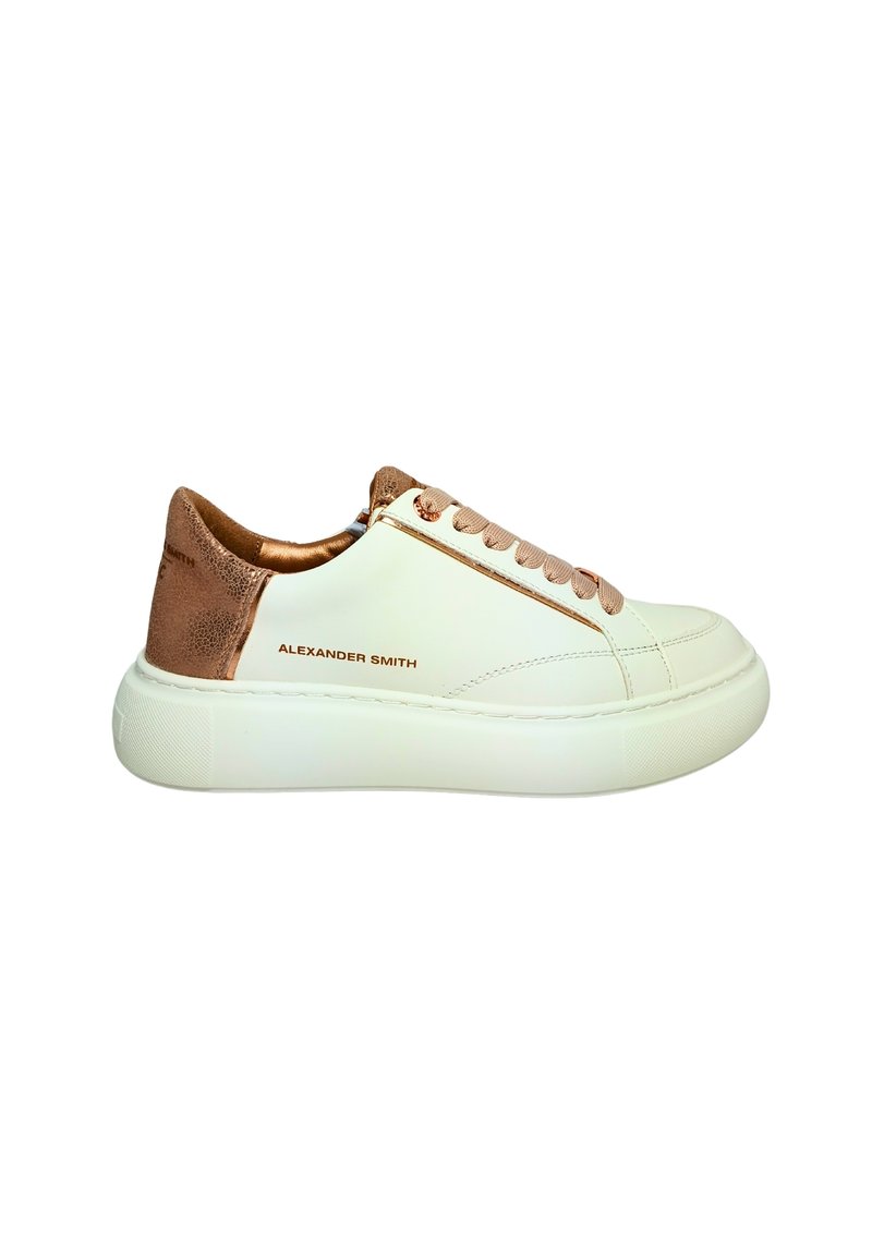 Weiße Leder-Sneaker mit einem strukturierten bronzefarbenen Fersenelement und passenden bronzefarbenen Ösen. Dicke weiße Gummisohle. Sichtbares Alexander Smith Branding.