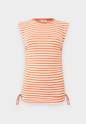 Varrukateta oranž ja valge horisontaalsete triipudega top, ümmarguse kaelusega ja reguleeritavate küljetikkudega ääres.