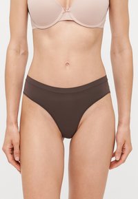 Smeđa bikini gaćice visokog struka izrađene od glatkog materijala, bez šavova, s diskretnim šivom, s klasičnim krojem.