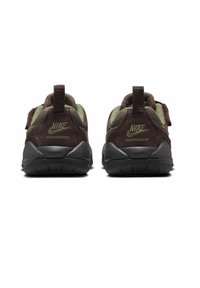 Buty Nike z ciemnobrązowym zamszowym i oliwkowozielonym tekstylnym cholewką, wyposażone w czarną gumową podeszwę, pętelkę do zakładania oraz logo na pięcie.