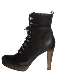 Botas negras de cuero con cordones hasta el tobillo, con un tacón grueso, parte superior texturizada, puntera redonda y ojales metálicos para los cordones.