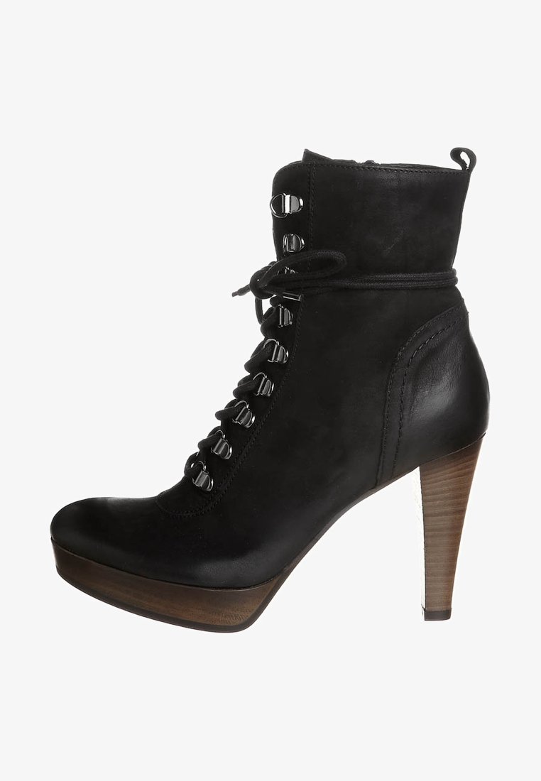 Botas negras de cuero con cordones hasta el tobillo, con un tacón grueso, parte superior texturizada, puntera redonda y ojales metálicos para los cordones.