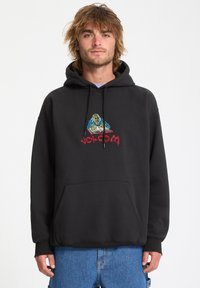 Zwarte hoodie met een voorzak, ribbels aan de mouwen en een geborduurd grafisch logo in blauw en rood. Comfortabele stof.