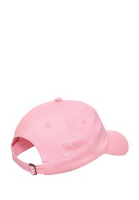 Rosa justerbar baseballkeps med en böjd skärm, tillverkad av bomull, med ventileringshål och en metallspänne bak.