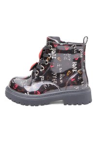 Botin de pie din piele patent neagră, cu grafică colorată tematică de dragoste, vârf rotund, șireturi în față, guler căptușit și talpă din cauciuc masiv.