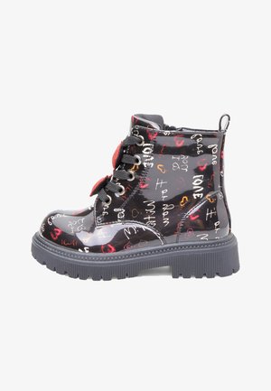 Czarne lakierowane botki za kostkę z kolorowymi grafikami na temat miłości, okrągły czubek, sznurowane z przodu, wyściełany kołnierz i masywna gumowa podeszwa.