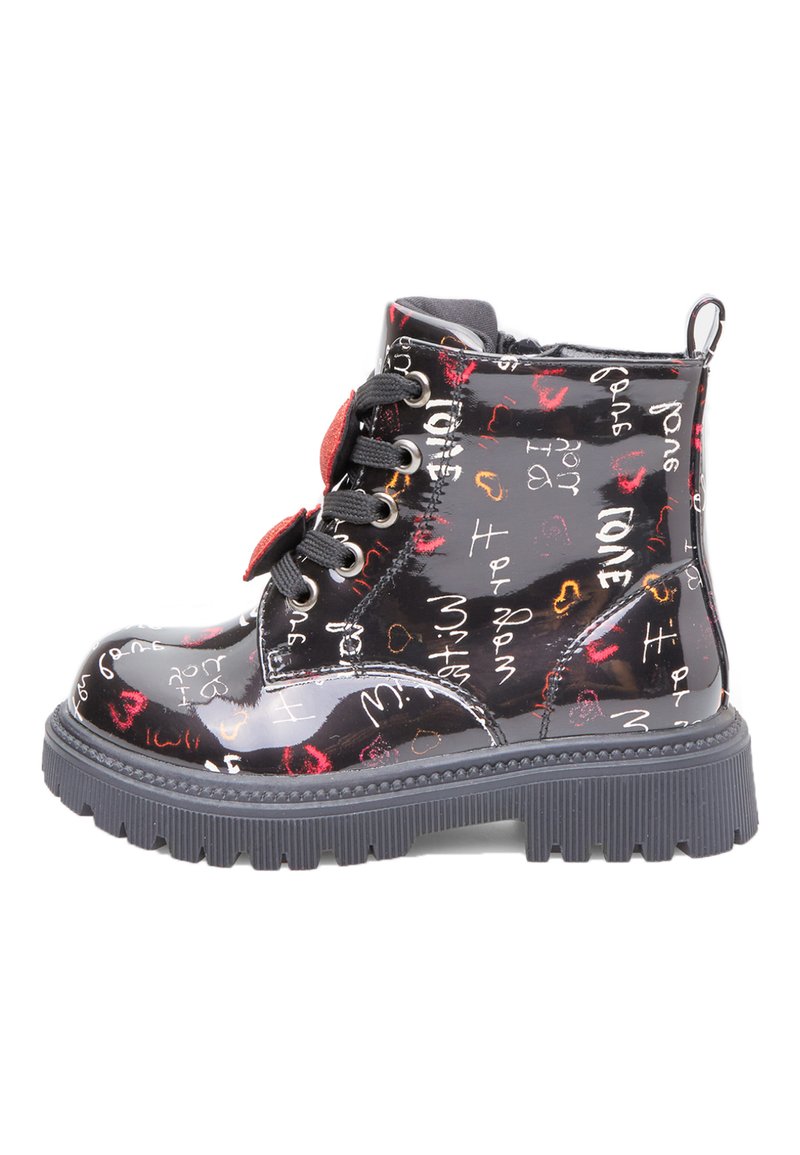 Botin de pie din piele patent neagră, cu grafică colorată tematică de dragoste, vârf rotund, șireturi în față, guler căptușit și talpă din cauciuc masiv.