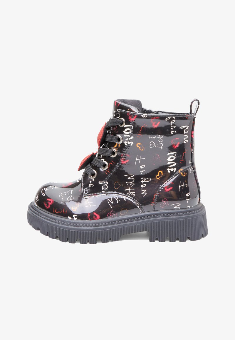 Botin de pie din piele patent neagră, cu grafică colorată tematică de dragoste, vârf rotund, șireturi în față, guler căptușit și talpă din cauciuc masiv.