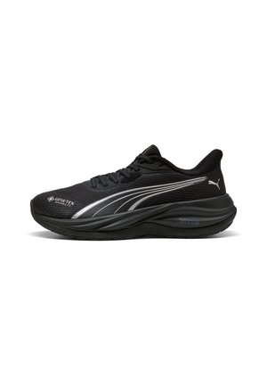 Schwarzer Laufschuh mit dicker Sohle, silbernem Puma-Logo-Streifen und Gore-Tex Invisible Fit Label an der Seite, von der Außenseite gezeigt.