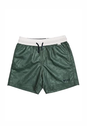 Costume da bagno verde con fantasia, vita elastica bianca, coulisse nera, tasche laterali e logo "BOSS" sulla gamba sinistra.