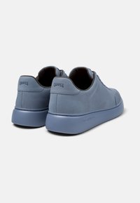 Sneakers blu in suede con una texture liscia, design arrotondato e suola in gomma. Presentano un discreto logo "Camper" sul tallone.